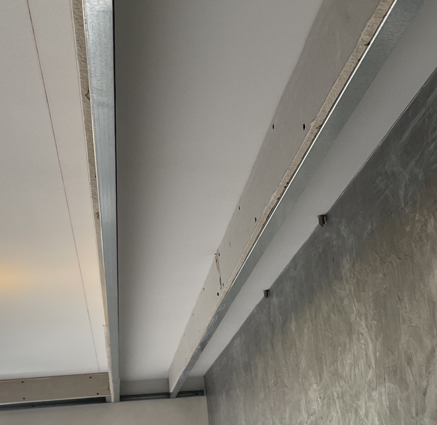Konstruktion mit Profilen zur Abhängung von der Decke